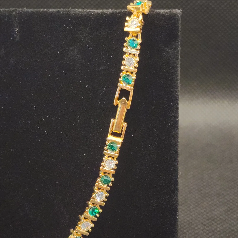 SOLD Vintage Tennis Bracelet Emerald And White Crystal Gold 8" - Picture 5 of 5